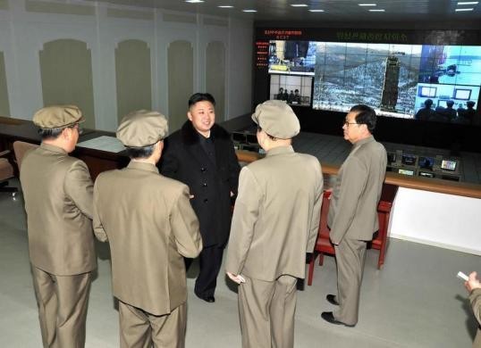 Kim Jong-un visite un centre de contrôle et de commandement de satellites - ảnh 1